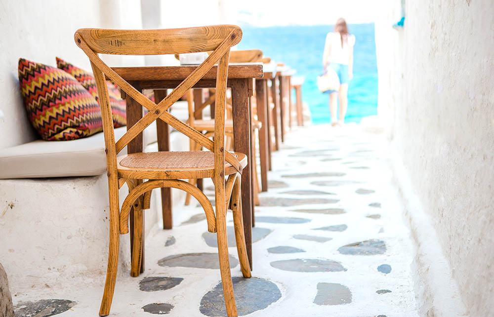 Επαγγελματικά έπιπλα σε μεγάλη ποικιλία που καλύπτουν κάθε ανάγκη που έχει μία καφετέρια ή ένα εστιατόριο.