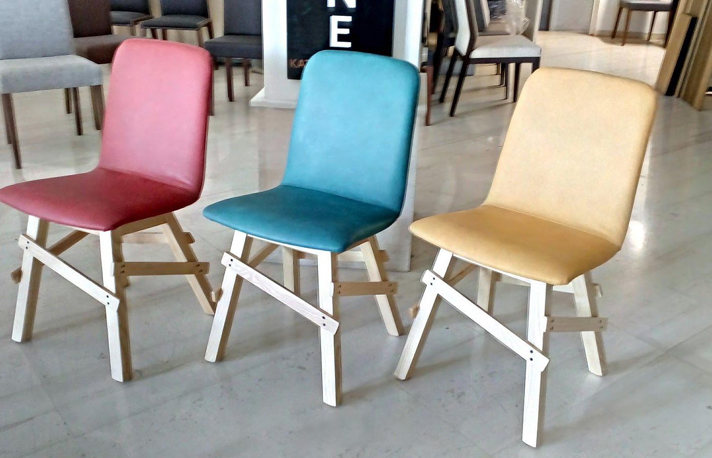 Custom κατασκευές σε καρέκλα, τραπέζι και σκαμπό για επαγγελματικούς χώρους